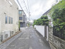 幹線道路から１本入った現地は、想像以上に静かに感じられます。
