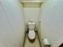 リノベーション工事前。お掃除らくらく。便座脇の操作盤をなくした、リモコンタイプのお手洗い。
