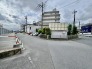 前面道路は歩道も整備され、小さなお子様にも安心です。

