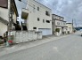 車通りの少ない閑静な住宅地、のびのびした子育てに適します。
