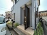 アプローチからの玄関がおしゃれな住宅。出発も帰宅も楽しみになるかも。
