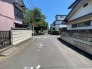 住民の方が主に利用する交通量少なめの道路に面してます。
