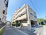 車通りの少ない閑静な住宅地、のびのびした子育てに適します。
