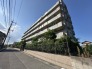 前面道路は歩道も整備され、小さなお子様にも安心です。
