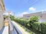 前面の住まいとの距離感があるから、圧迫感を感じません。
