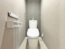 新しくお住まいになる方のことを考えて、トイレも新品に交換しました。
