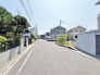 前面道路は歩道も整備され、小さなお子様にも安心です。
