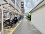 マンション敷地内の屋根付き駐輪スペース