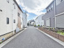 前面道路は歩道も整備され、小さなお子様にも安心です。
