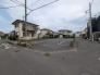角地につき、開放感に恵まれる住居がここに。
