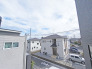 前面の住まいとの距離感があるから、圧迫感を感じません。
