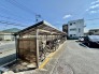 マンション敷地内の屋根付き駐輪スペース