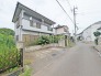 幅員の狭い道ですが、車通りの少ない住宅街に立地してます。
