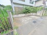 マイカースペースを１台分確保。現地で車幅と共にご確認ください。
