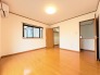 住宅街の２階南向きのお部屋です。日当たりはご覧のとおり。
