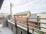 前面の住まいとの距離感があるから、圧迫感を感じません。
