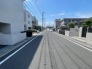 前面道路は広く、きれいに整備されているので小さなお子様にも安心です。
