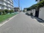 住民の方が主に利用する交通量少なめの道路に面してます。
