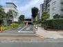 敷地内自走式駐車場の出入り口。