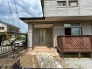 アプローチからの玄関がおしゃれな住宅。出発も帰宅も楽しみになるかも。
