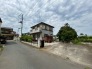 幹線道路から１本入った現地は、想像以上に静かに感じられます。
