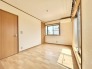 新築の木の匂いのする室内。写真では伝わらないので、ぜひ現地でお確かめください。
