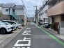 住民の方が主に利用する交通量少なめの道路に面してます。
