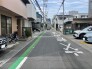 駐車が苦手な方にも嬉しい、前面約６ｍ道路に面した住まい。
