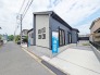 幅員の狭い道ですが、車通りの少ない住宅街に立地してます。
