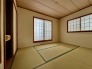 大きな窓から明るい日差しが差し込みます
