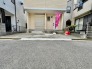 マイカースペースを１台分確保。現地で車幅と共にご確認ください。
