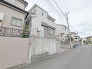 幅員の狭い道ですが、車通りの少ない住宅街に立地してます。
