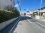 幹線道路から１本入った現地は、想像以上に静かに感じられます。
