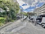 マンション敷地内の屋根付き駐輪スペース