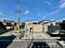 主に二階建てが中心の住宅街。近隣の屋根を高さを見ても、こちらの家と同じくらい。
