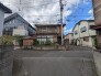 幅員の狭い道ですが、車通りの少ない住宅街に立地してます。
