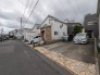 駐車が苦手な方にも嬉しい、前面６ｍ道路に面した住まい。
