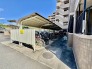 マンション敷地内の屋根付き駐輪スペース