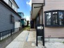住民の方が主に利用する交通量少なめの道路に面してます。
