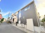 幅員の狭い道ですが、車通りの少ない住宅街に立地してます。
