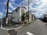 幹線道路から１本入った現地は、想像以上に静かに感じられます。
