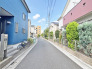 前面道路は整備され、小さなお子様にも安心です。
