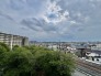 前面の住まいとの距離感があるから、圧迫感を感じません。
