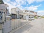 幅員の狭い道ですが、車通りの少ない住宅街に立地してます。
