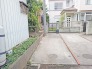 マイカースペースを１台分確保。現地で車幅と共にご確認ください。
