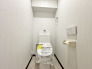 新しくお住まいになる方のことを考えて、トイレも新品に交換しました。
