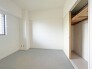 今からここを誰のお部屋にしようか、そんな洋室。大きさは5帖です。
