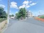 幹線道路から１本入った現地は、想像以上に静かに感じられます。
