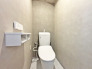 新しくお住まいになる方のことを考えて、トイレも新品に交換しました。
