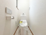 新しくお住まいになる方のことを考えて、トイレも新品に交換しました。
